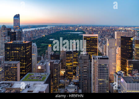 Central Park gesehen von der Spitze des Felsens in New York City bei Dämmerung Stockfoto