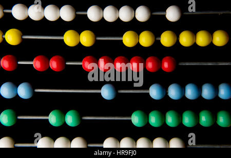 Abacus-Perlen in einem Frame. Februar 2017 farbige Abacus Perlen für die Berechnung besonders in Nahost Trhe verwendet. Stockfoto