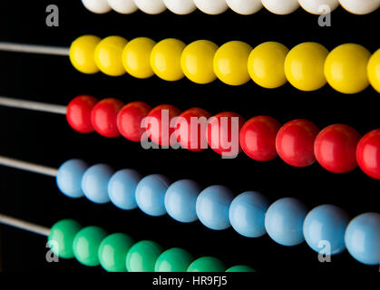 Abacus-Perlen in einem Frame. Februar 2017 farbige Abacus Perlen für die Berechnung besonders in Nahost Trhe verwendet. Stockfoto