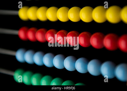 Abacus-Perlen in einem Frame. Februar 2017 farbige Abacus Perlen für die Berechnung besonders in Nahost Trhe verwendet. Stockfoto