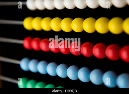 Abacus-Perlen in einem Frame. Februar 2017 farbige Abacus Perlen für die Berechnung besonders in Nahost Trhe verwendet. Stockfoto