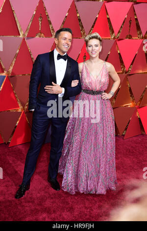 Joe Machota und Scarlett Johansson, die Ankunft in der 89. Academy Awards statt im Dolby Theatre in Hollywood, Los Angeles, USA. PRESSEVERBAND Foto. Stockfoto