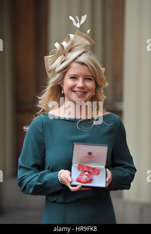 Sophie Bray, ein Mitglied von Großbritanniens Olympisches gold gewann Frauen-Hockey-Team im Buckingham Palace im Zentrum von London nach Erhalt ihr MBE von Duke of Cambridge. Stockfoto