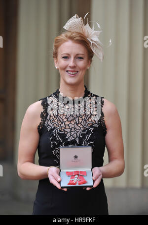 Nicola White, ein Mitglied von Großbritanniens Olympisches gold gewann Frauen-Hockey-Team im Buckingham Palace im Zentrum von London nach Erhalt ihr MBE von Duke of Cambridge. Stockfoto