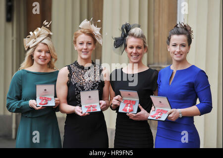 WEITERVERBREITUNG - Satz der Beschriftung zu entfernen. Mitglieder des Großbritanniens Olympisches gold gewann Frauen-Hockey-Team (von links nach rechts) Sophie Bray, Nicola White, Alex Danson und Maddie Hinch im Buckingham Palace im Zentrum von London, nach Erhalt ihrer MBEs von Herzog von Cambridge. Stockfoto