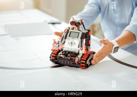 Moderne Roboter stehen auf dem Tisch Stockfoto