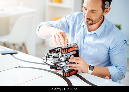Professionelle Erwachsene Ingenieur am Roboter Stockfoto