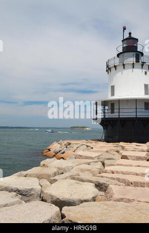 Portland Wellenbrecher Leuchtturm (Bug Licht) ist ein kleiner Leuchtturm an der South Portland Bucht, Portland, Maine, USA. Es wurde 1875 erbaut und ist eines der Ma Stockfoto