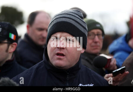 Trainer Gordon Elliott wird bei einem Besuch in seinem Stall in Longwood, County Meath, Irland interviewt. Stockfoto