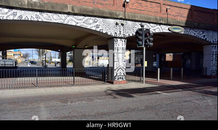 dekorative Bögen in Middlesbrough Town centre unter der Umgehungsstraße, nahe dem Bahnhof Stockfoto