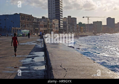 Junges Mädchen in rot zu Fuß die Malecon Promenade, Havanna, Kuba Stockfoto