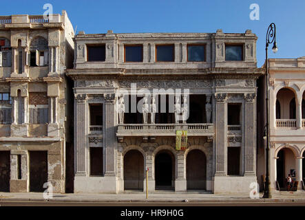 Residenzen am Meer entlang El Malecon, Havanna, Kuba Stockfoto