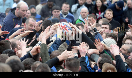 Spieler während der königlichen Fasching Fußball Spiel in Ashbourne, Derbyshire. Stockfoto