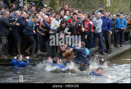 Spieler während der königlichen Fasching Fußball Spiel in Ashbourne, Derbyshire. Stockfoto