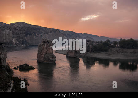 Türkischen Stadt Hasankeyf am Ufer des Tigris in der Südtürkei durch den Bau der Staudämme bedroht Stockfoto