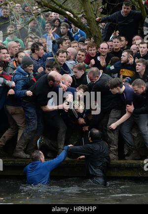 Spieler während der königlichen Fasching Fußball Spiel in Ashbourne, Derbyshire. Stockfoto