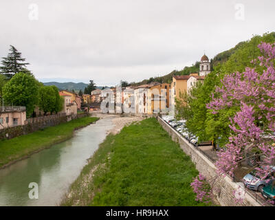Italien, Rocca San Casciano - 23. April 2015: die Ufer des Flusses Montone und die alte Brücke im Tal der "Acquacheta. Das alte Dorf liegt Stockfoto