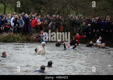 Spieler während der königlichen Fasching Fußball Spiel in Ashbourne, Derbyshire. Stockfoto