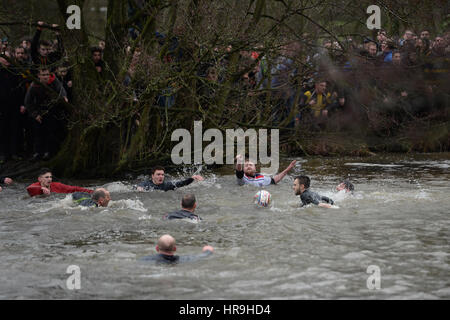 Spieler während der königlichen Fasching Fußball Spiel in Ashbourne, Derbyshire. Stockfoto