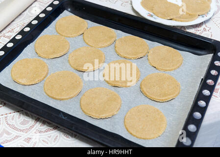 Rohe Haferflocken Cookies auf ein Backblech legen Stockfoto