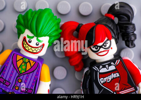 Tambow, Russische Föderation - 11. Februar 2017 zwei Lego Batman Film Minifiguren - The Joker und Harley Quinn - auf Lego graue Grundplatte Hintergrund. St. Stockfoto