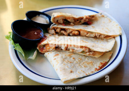 Mexikanisches Quesadilla mit Huhn und zwei Saucen Stockfoto