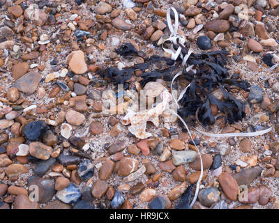 Ballon-Zeichenfolge an die Küste gespült Stockfoto