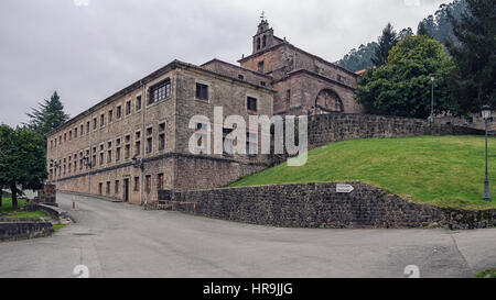 Heiligtum der Nuestra Señora de Las Caldas. Architektonische Satz aus zwei Gebäuden, Kirche und cloister.in Los Corrales de Buelna, Kantabrien, Spanien. Stockfoto