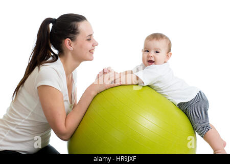 Glückliche Mutter und Baby machen gesunde Gymnastik Fit Ball Stockfoto