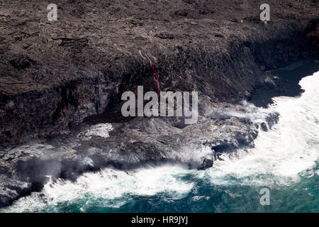 Luftaufnahme der rot glühende Lava fließt ins Meer an der Südküste von Big Island, Hawaii, USA. Stockfoto