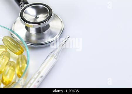 Stethoskop mit Thermometer und Medizin, Isolated on White Stockfoto