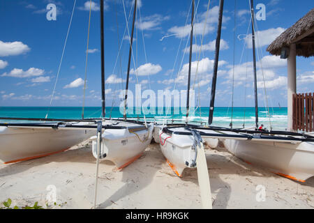 Cayo Santa Maria, Kuba - Januar 31,2017: Katamarane auf die leeren tropischen Strand, Kuba. Cayo Santa María ist bekannt für seine weißen Sandstrände und Stockfoto