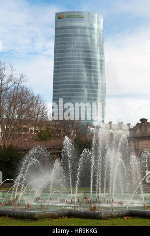 Bilbao: Skyline von Dona Casilda Iturrizar Park, einem öffentlichen Park, gegründet 1907, benannt nach der Wohltäterin Casilda Iturrizar und den Brunnen gesehen Stockfoto