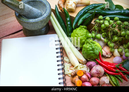 Thai Kochkurs mit Buch und Inhaltsstoffe von Kräutern und Gewürzen Stockfoto