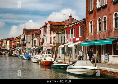 Häuser und Boote am Kanal, Insel Murano, Venedig, Italien Stockfoto