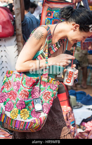 Famous, wöchentlich, Mittwoch, Hippie, Hippie, Flohmarkt, Markt, Anjuna, am Tropenparadies, Anjuna, Beach, Goa, Indien, Indian, Asia, Stockfoto