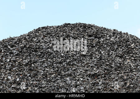 geschredderte Reifen am recycling-Hof Stockfoto