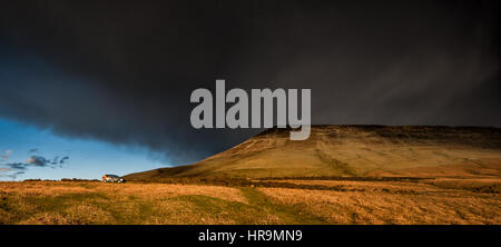 Blick auf Heu Bluff im Frühjahr Licht in die Black Mountains, Brecon Beacons Natiopnal Park, Wales, UK Stockfoto