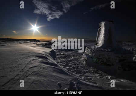 Abendsonne auf dem Schnee bedeckt trigonometrischen Punkt auf Heu zu bluffen, schwarze Berge, Brecon Beacons National Park, Wales, Vereinigtes Königreich Stockfoto