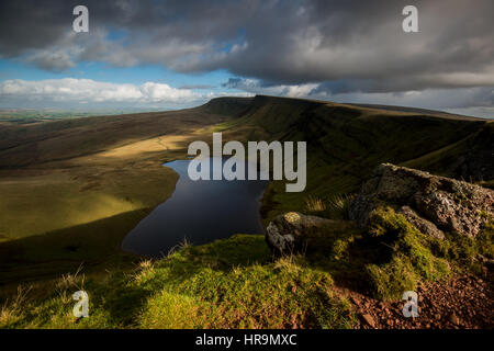 Im Herbst leuchtet Llyn y Fan Fach in den Brecon Beacons National Park Stockfoto