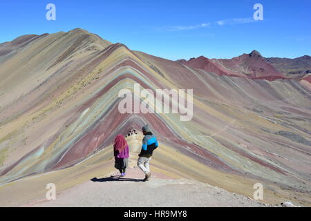 Peruanische paar Wandern Cerro Colorado - aka Rainbow Mountain der Vinicunca - in der Region von Cusco, Peru Stockfoto