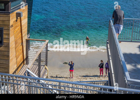 Menschen auf der La Jolla Cove Beach an einem Wintertag. La Jolla, Kalifornien. Stockfoto