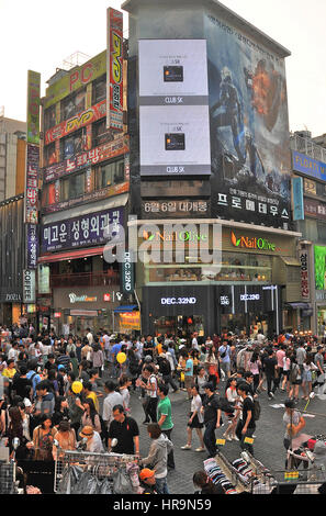 drängen Sie sich in kommerzielle Straße Seoul Südkorea Stockfoto