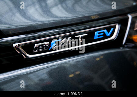 Ein Logo-Emblem auf einem 2017 Chevrolet "Chevy" Bolt EV-Elektro-Auto. Stockfoto