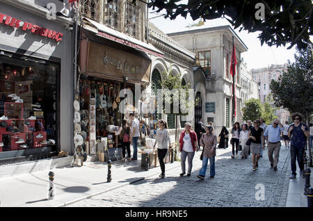 Einheimische und Touristen zu Fuß auf Galip Dede Straße auf dem Weg der Galata-Turm in Beyoglu Stadtteil von Istanbul. Musik und Sneaker Shops sind in t Stockfoto