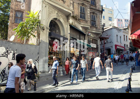 Einheimische und Touristen zu Fuß auf Galip Dede Straße auf dem Weg der Galata-Turm in Beyoglu Stadtteil von Istanbul. Souvenir-Shops sind in der Ansicht. Stockfoto