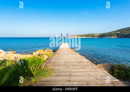 Holzsteg am Strand von La Marmorada in der Nähe von Santa Teresa di Gallura, Sassari, Sardinien, Italien Stockfoto