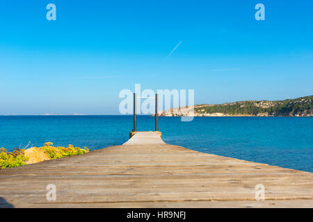 Holzsteg am Strand von La Marmorada in der Nähe von Santa Teresa di Gallura, Sassari, Sardinien, Italien Stockfoto