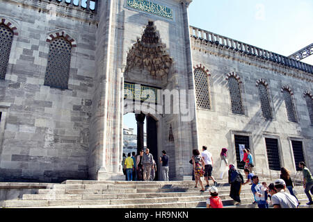 Einheimische und Touristen gehen und in blau (Sultanahmet) Moschee in Istanbul. Bekannte Website gebaut im Jahre 1616 & mit seinem Gründer Grab. Stockfoto