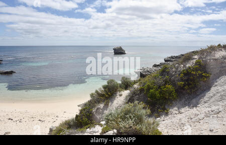 Indischen Ozean Seelandschaft mit bewachsenen Dünen an der Küste und Kalkfelsen bei bewölktem Himmel auf Rottnest Island in Western Australia Stockfoto